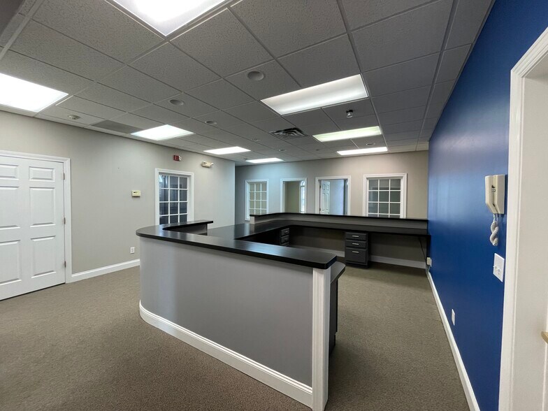 More Photos Of 100 Colony Park Dr, Cumming Bank For Lease