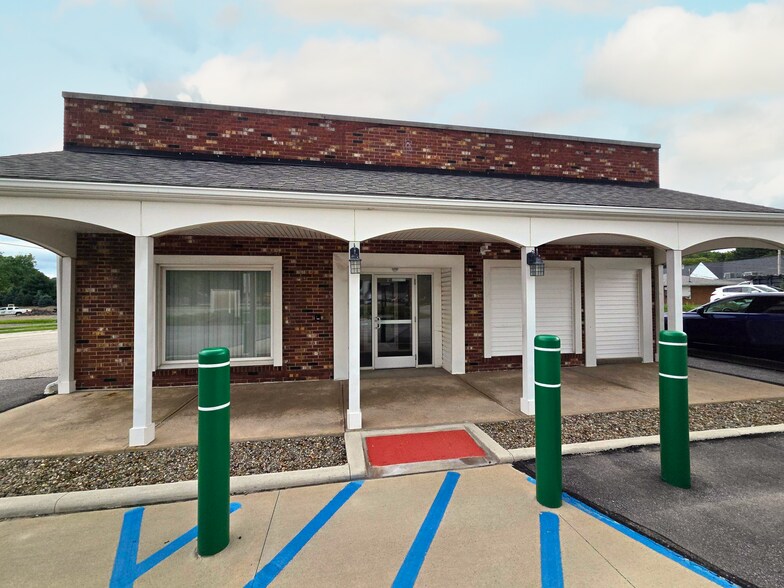 More Photos Of 9231 Chillicothe Rd, Kirtland Bank For Lease