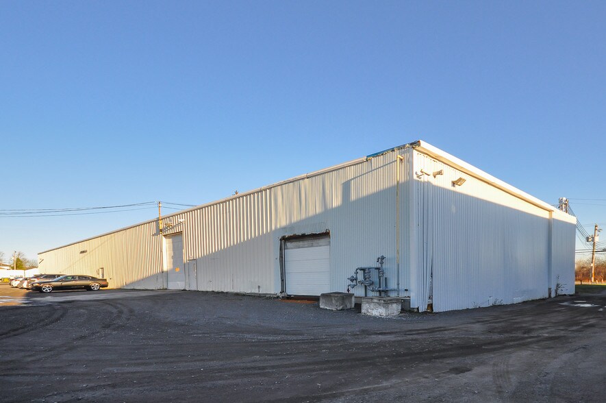 More Photos Of 1065 Av des Perron, Laval Warehouse For Lease