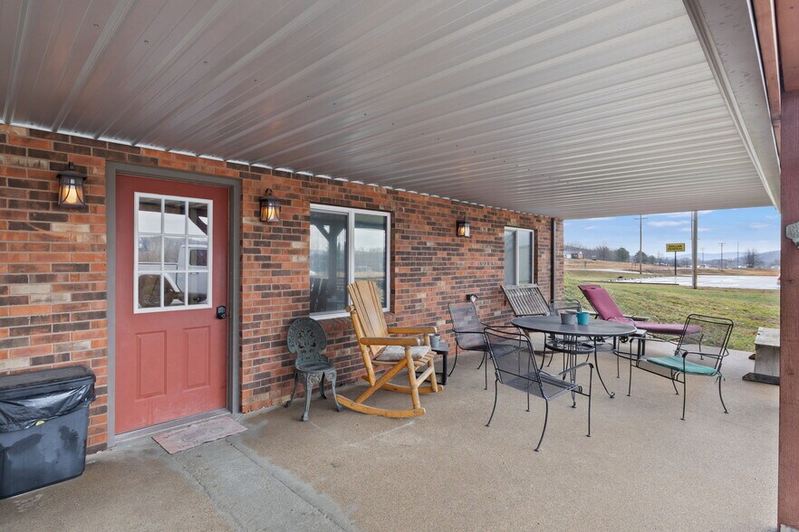 More Photos Of 714 N Saint Mary St, Pilot Knob Freestanding For Sale