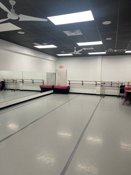 More Photos Of 6800 Thomasville Rd, Tallahassee Storefront For Lease