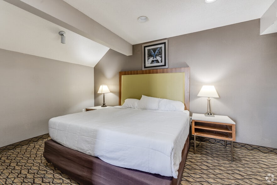 More Photos Of 4919 Lima Rd, Fort Wayne Hotel For Sale