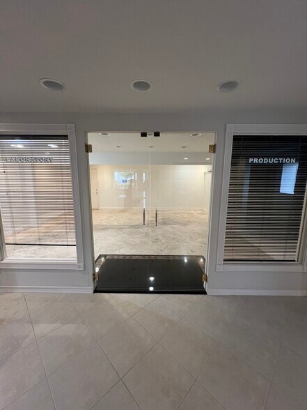 More Photos Of 3651-3663 Arnold Ave, Naples Light Manufacturing For Lease