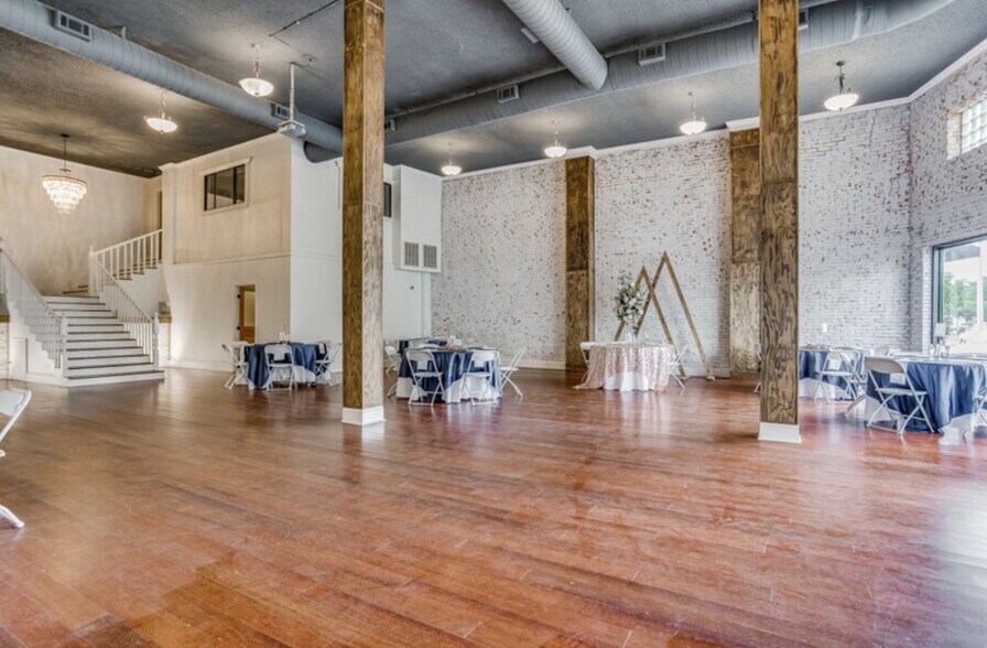 More Photos Of 544 N Main St, Crestview Storefront Retail Office For Sale