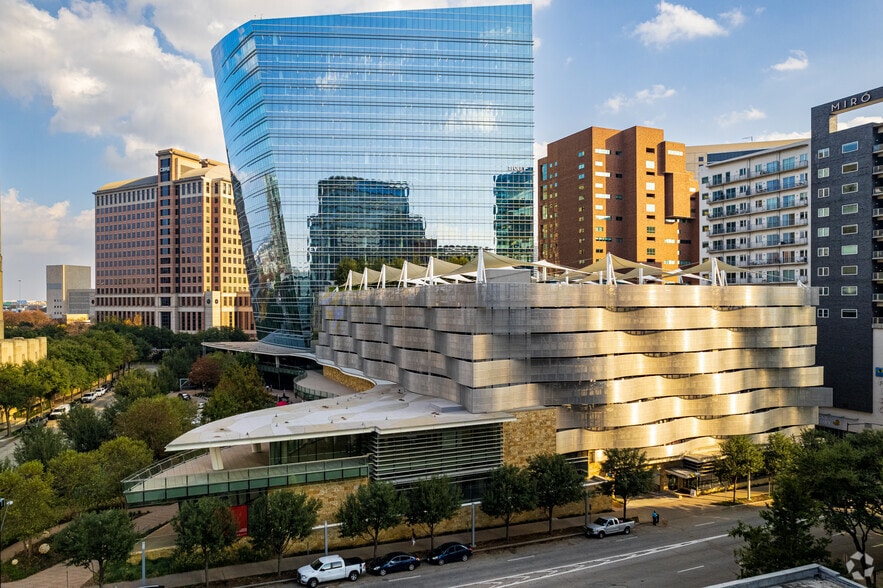 More Photos Of 2021 McKinney Ave, Dallas Office For Lease