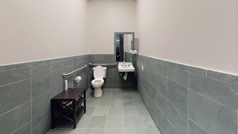 More Photos Of 1450 W Parmer Ln, Austin Medical For Sale