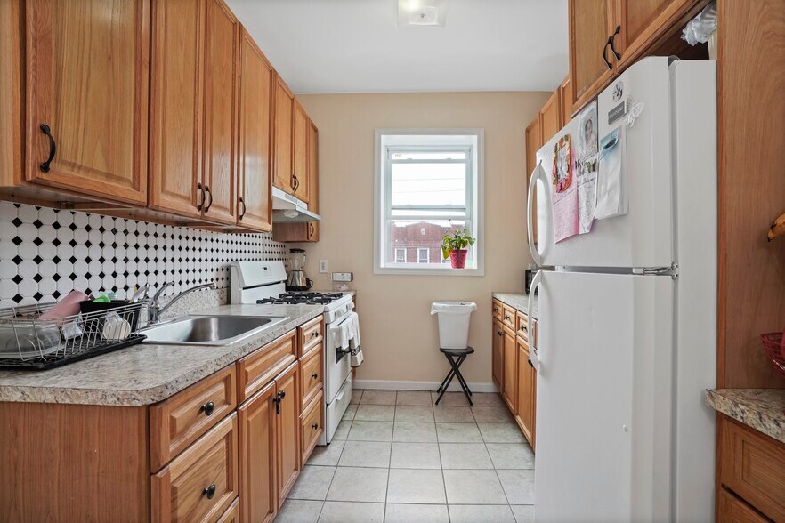 More Photos Of 1890 W 6th St, Brooklyn Storefront Retail Residential For Sale