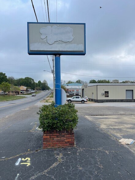 More Photos Of 1503 2nd Ave, Opelika Storefront For Lease