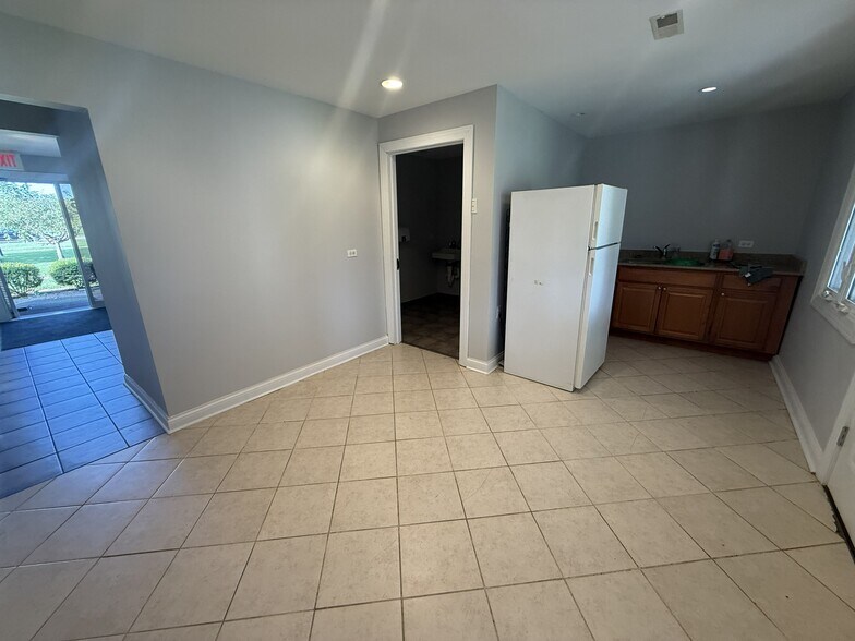 More Photos Of 806 Penny Ave, East Dundee Storefront Retail Office For Lease