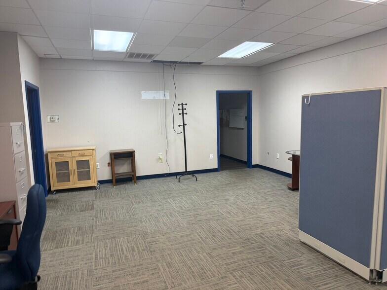 More Photos Of 233 28th St, Newport News Storefront Retail Office For Lease
