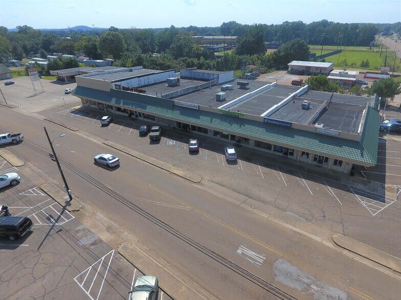 More Photos Of 1716-1770 Commerce St, Grenada Unknown For Lease