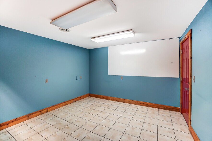 More Photos Of 20660 W Bowling Green Road, Weston Auto Repair For Lease