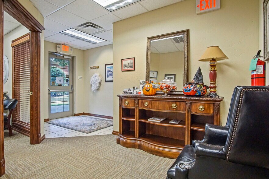 More Photos Of 1006 24th Ave NW, Norman Office For Sale