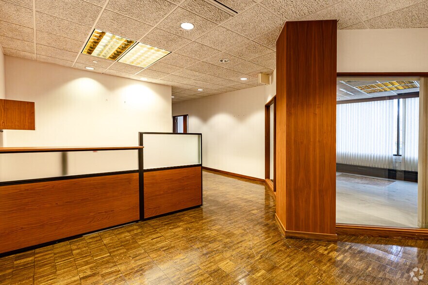 More Photos Of 250 S Executive Dr, Brookfield Office For Sale