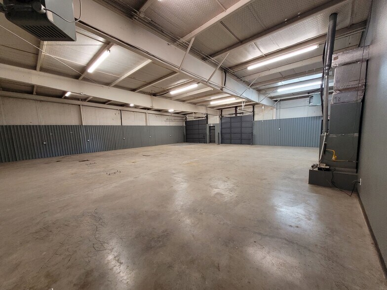 More Photos Of 2006 50th St, Lubbock Flex For Lease