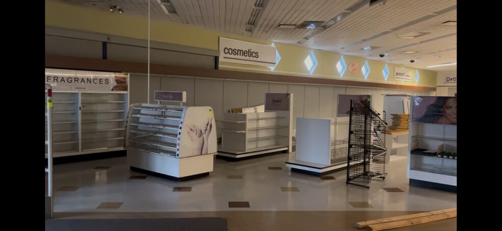 More Photos Of 100 China Grade Loop, Bakersfield Drugstore For Lease