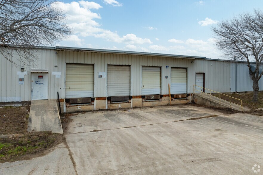 More Photos Of 1903 N Austin St, Seguin Manufacturing For Lease