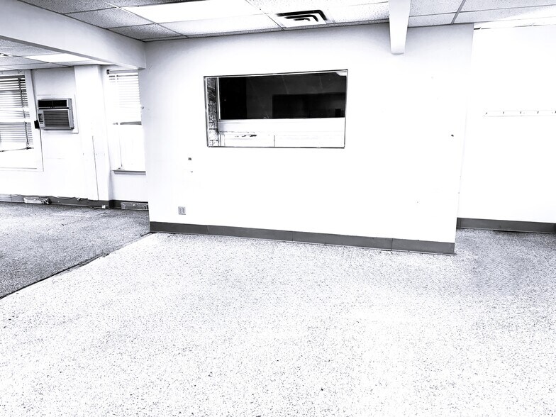 More Photos Of 40 Commerce Pl, Hicksville Office For Lease