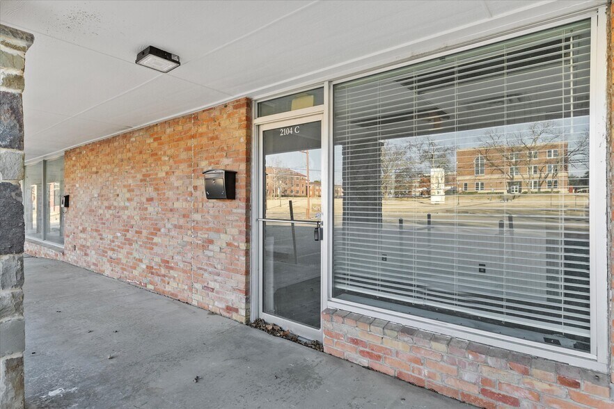 More Photos Of 2108 Monroe St, Commerce Showroom For Sale