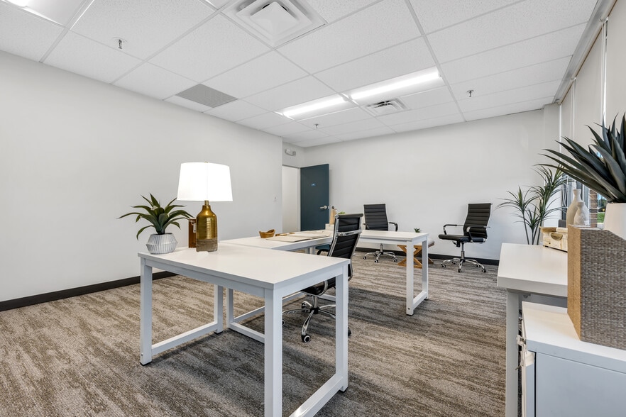 More Photos Of 2055 Craigshire Rd, Saint Louis Office For Lease