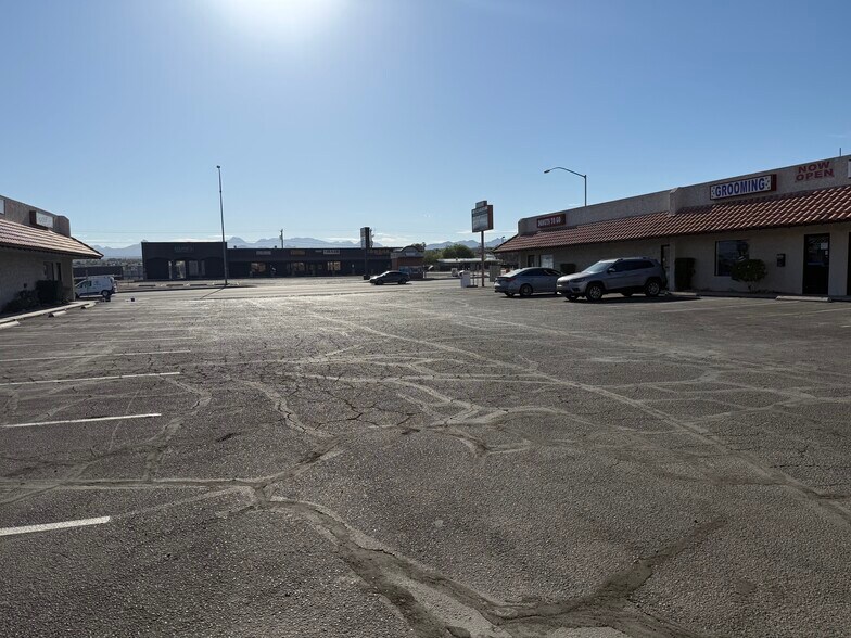 More Photos Of 2065 Highway 95, Bullhead City Storefront For Lease