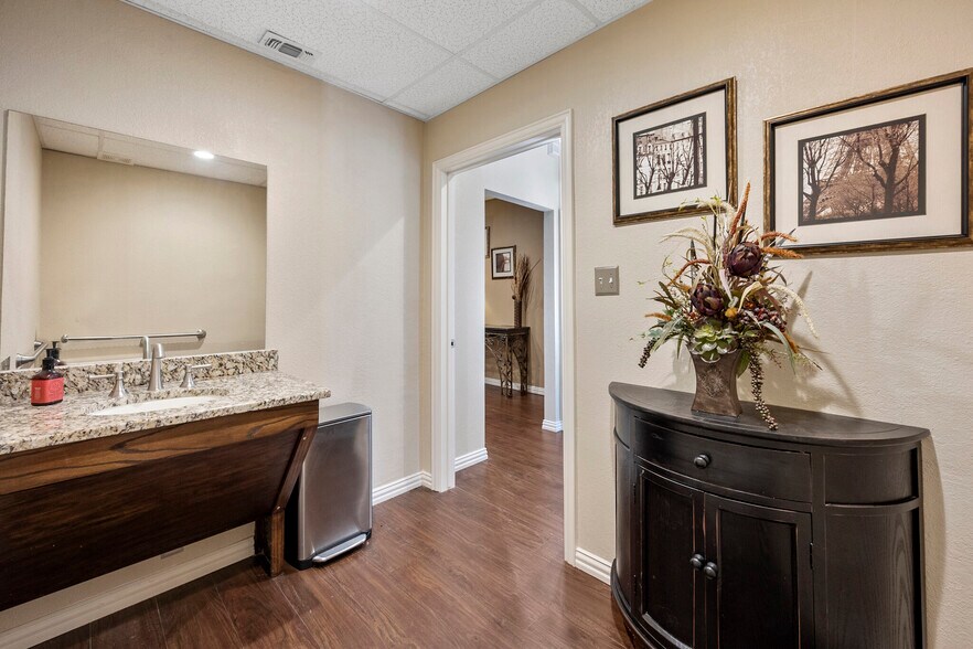 More Photos Of 2313 Roosevelt Dr, Dwg Office For Sale