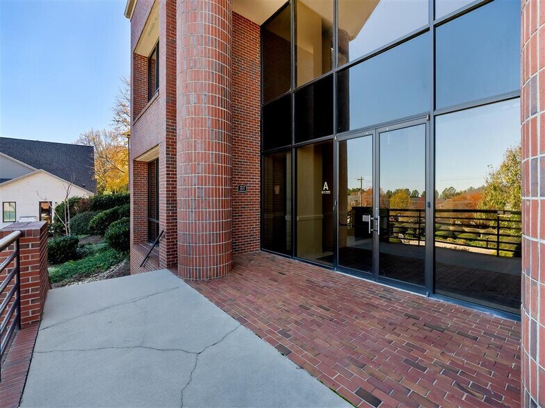 More Photos Of 330 Pelham Rd, Greenville Medical For Lease