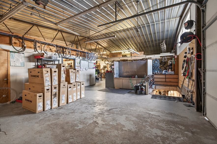 More Photos Of 1040 Dakota Dr, Mendota Heights Freestanding For Sale