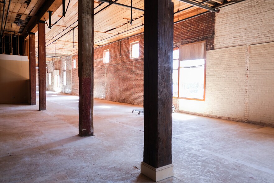 More Photos Of 200 N Canal St, Natchez Flex For Sale