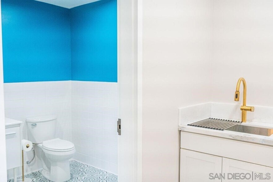 More Photos Of 1015 Chestnut Ave, Carlsbad Office For Sale