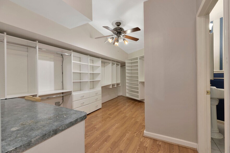 More Photos Of 7648 Broadview Dr, Houston Apartments For Sale