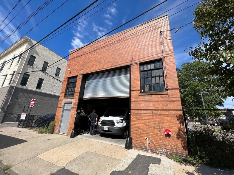 More Photos Of 13 S 6th Ave, Mount Vernon Warehouse For Lease