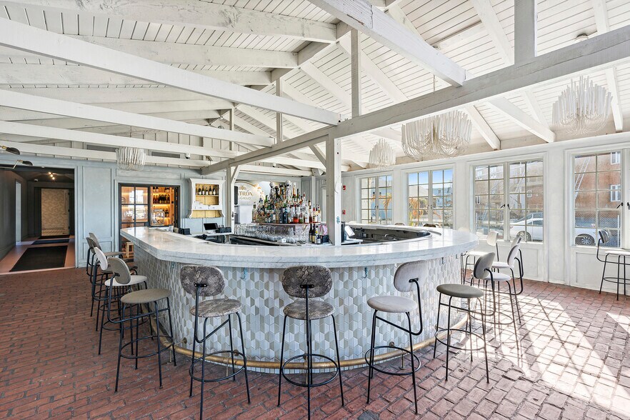 More Photos Of 4 S Elmwood Ave, Montauk Restaurant For Sale