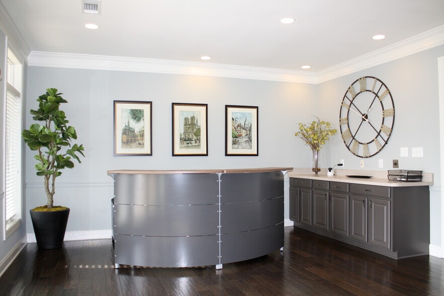 More Photos Of 599 W Crossville Rd, Roswell Office For Lease