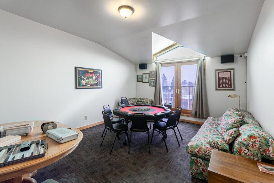 More Photos Of 117 Pine St, Pinedale Restaurant For Sale