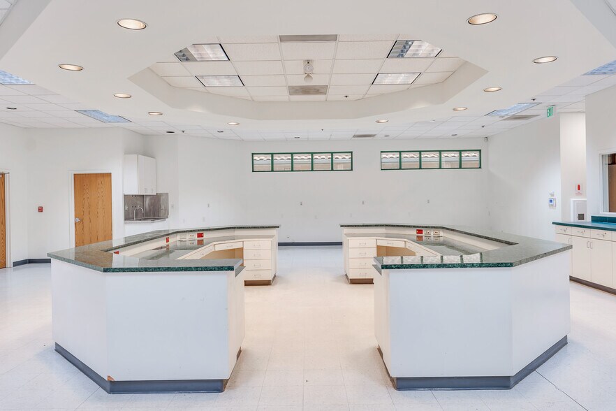 Primary Photo Of 222 I St, Los Banos Office For Lease