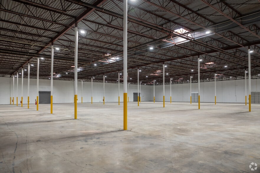 More Photos Of 2213 E Pioneer Dr, Irving Manufacturing For Lease