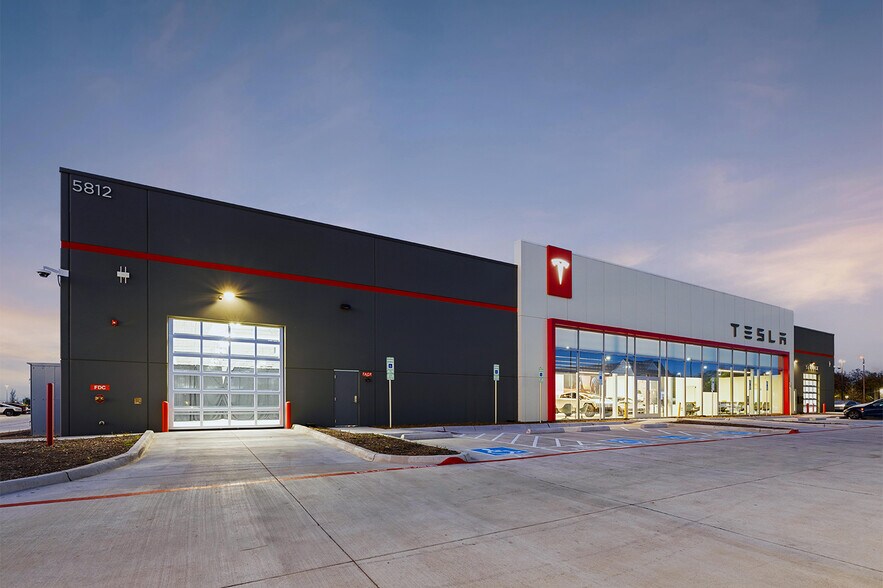 More Photos Of 5812 North Fwy, Fort Worth General Retail For Sale