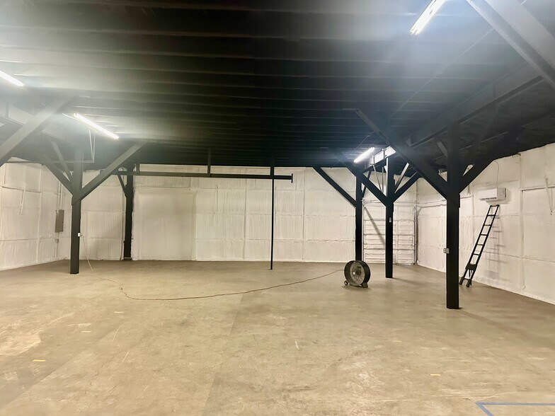 More Photos Of 200-232 W New Braunfels St, Seguin Warehouse For Lease