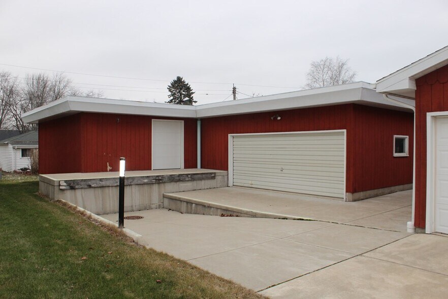 More Photos Of 1009 Jefferson St, Algoma General Retail For Sale