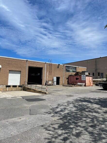 More Photos Of 151-163 Dupont St, Plainview Warehouse For Lease