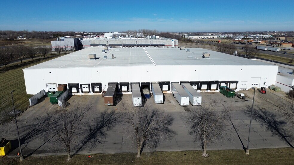 More Photos Of 4598-4602 Delaware Ave, Ankeny Light Distribution For Lease