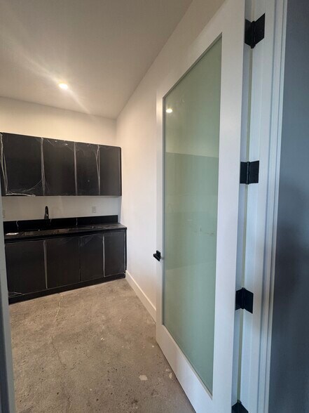 More Photos Of 738 E 61st St, Los Angeles Warehouse For Lease