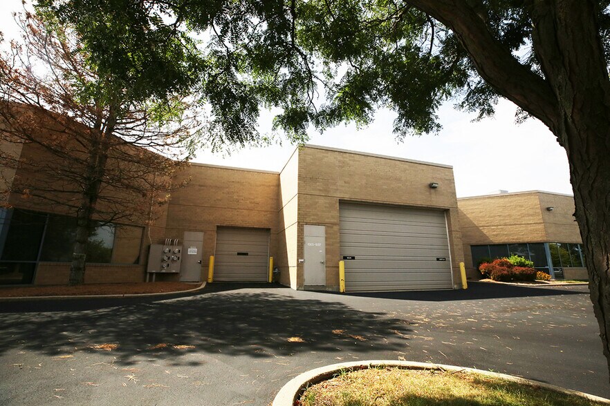 More Photos Of 1001-1015 Commerce Ct, Buffalo Grove Warehouse For Lease