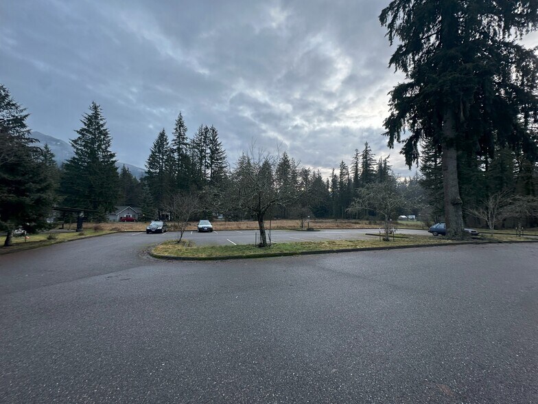 More Photos Of 7797 Silver Lake Rd, Maple Falls Service Station For Sale