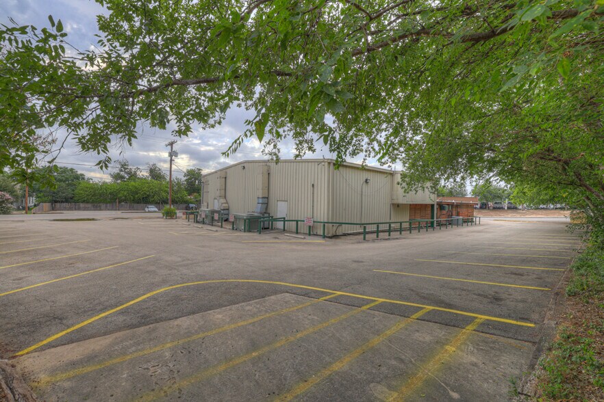 More Photos Of 1390 McQueeney Rd, New Braunfels Sports And Entertainment For Sale