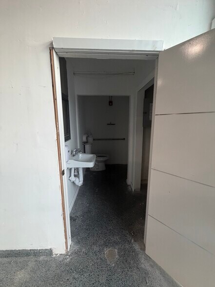 More Photos Of 205-209 NE 1st Ave, Hallandale Beach Flex For Lease