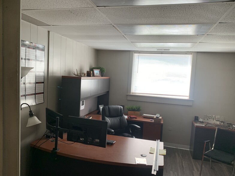 More Photos Of 70 Pitney Rd, Lancaster Warehouse For Lease