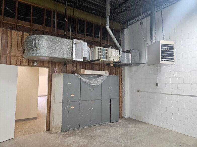 More Photos Of 705-729 N Virginia Ave, Oklahoma City Warehouse For Lease