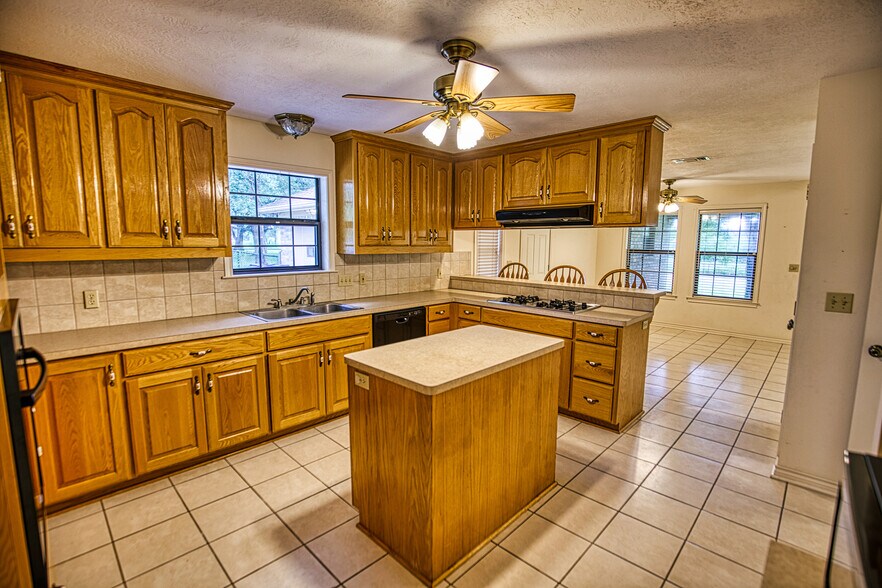 More Photos Of 655 Farmers Rd, Brenham Loft Creative Space For Sale